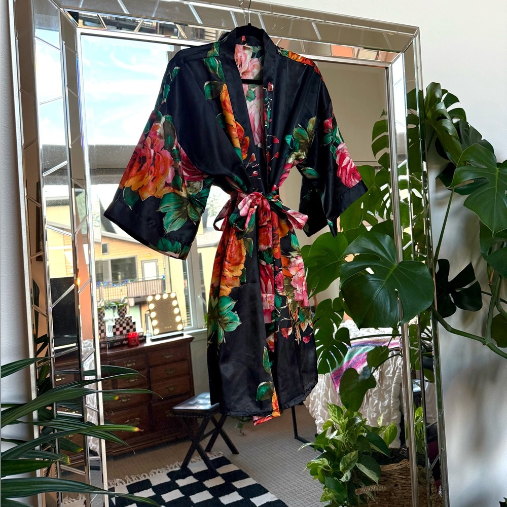 5/$25 | Victoria’s Secret Inspired Satin Floral Print Kimono Robe